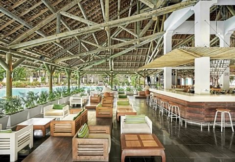 Bar und Lounge am Pool im The Ravenala Attitude Mauritius