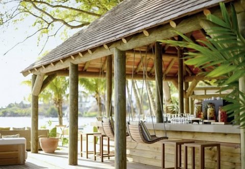 Holzbar mit Blick ins Grüne im The Ravenala Attitude Mauritius