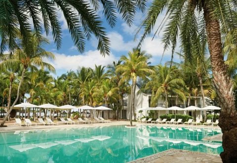 Poolbereich mit Palmen im The Ravenala Attitude Mauritius