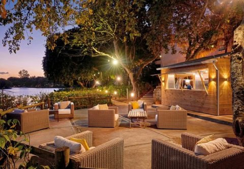 Lounge-Terrasse am Abend im The Ravenala Attitude Mauritius