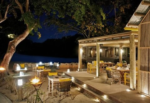 Restaurantterrasse am Strand bei Nacht im The Ravenala Attitude