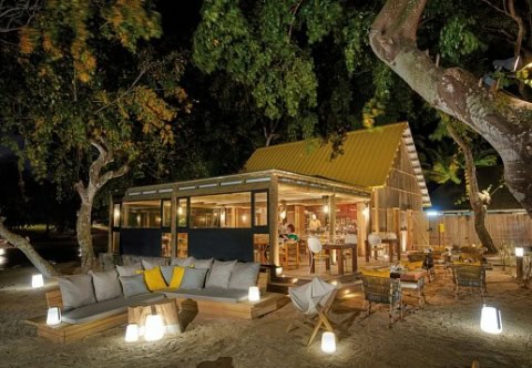 Strandlounge mit Abendbeleuchtung im The Ravenala Attitude Mauritius