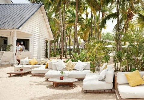 Lounge am Strand unter Palmen im The Ravenala Attitude Mauritius