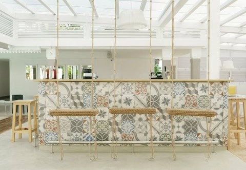 Helle Bar mit Schaukelsitzen im Tropical Attitude Mauritius