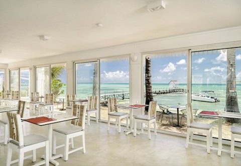 Restaurant mit Meerblick im Tropical Attitude Mauritius