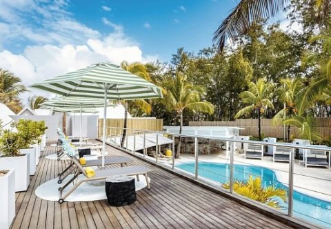 Poolterrasse mit Sonnenliegen im Tropical Attitude Mauritius