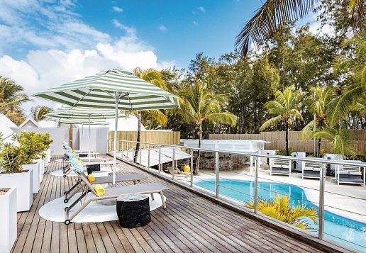 Poolterrasse mit Sonnenliegen im Tropical Attitude Mauritius