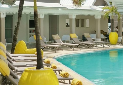 Poolbereich mit gelben Akzenten im Tropical Attitude Mauritius