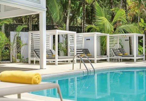 Weiße Poolliegen im Tropical Attitude Mauritius