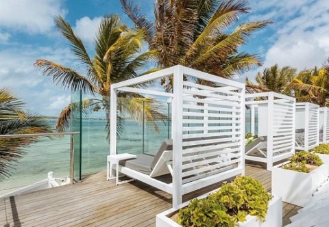 Sonnenliegen mit Meerblick im Tropical Attitude Mauritius