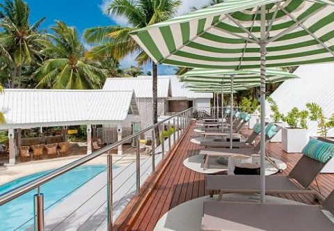 Sonnenterrasse am Pool im Tropical Attitude Mauritius