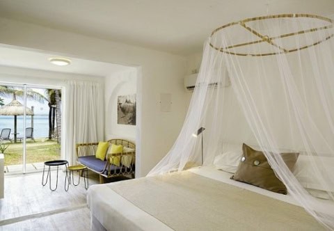 Zimmer mit Himmelbett und Meerblick im Tropical Attitude Mauritius