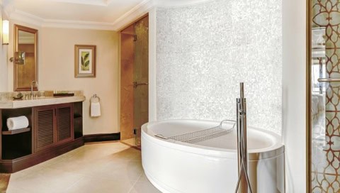 Luxuriöses Badezimmer im Westin Turtle Bay mit großer Badewanne und Mosaikwand