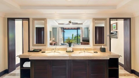 Großzügiges Badezimmer im Westin Turtle Bay mit Doppelwaschtisch und Blick ins Zimmer