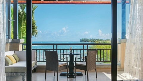 Balkon im Westin Turtle Bay mit Sitzplatz und direktem Blick auf das Meer