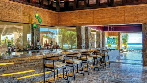 Elegante Bar im Westin Turtle Bay mit Meerblick und grünen Pendelleuchten