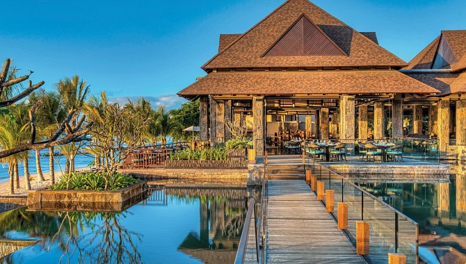 Steg über die Poolanlage im Westin Turtle Bay mit Blick auf Restaurant und Lagune