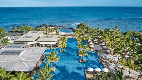 Luftaufnahme der Hotelanlage des Westin Turtle Bay mit Pool, Palmen und Meerblick