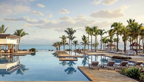 Großzügiger Pool im Westin Turtle Bay mit Liegen, Palmen und Blick auf den Ozean