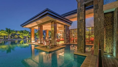 Beleuchteter Poolbereich des Westin Turtle Bay bei Nacht mit eleganter Architektur