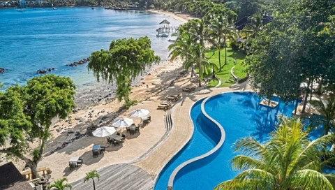 Poolanlage im Westin Turtle Bay mit Strand, Palmen und türkisblauem Meer