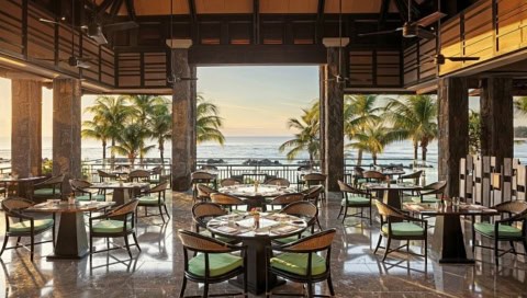 Restaurant im Westin Turtle Bay mit gedeckten Tischen und Blick auf das Meer