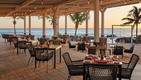 Außenrestaurant im Westin Turtle Bay mit Meerblick und stimmungsvoller Beleuchtung