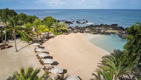 Sandstrand des Westin Turtle Bay mit Liegen, Sonnenschirmen und ruhiger Bucht
