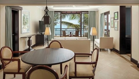 Wohnbereich im Westin Turtle Bay mit Essplatz, Sofa und Blick auf das Meer