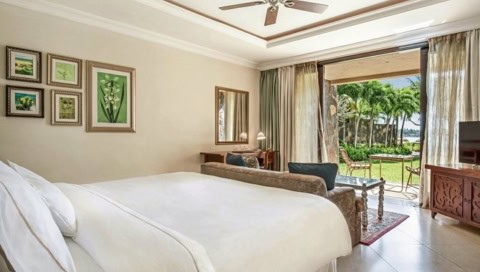 Elegantes Zimmer im Westin Turtle Bay mit Terrasse und Blick in den tropischen Garten