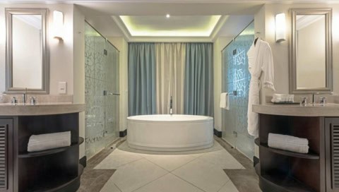 Badezimmer im Westin Turtle Bay mit freistehender Badewanne und zwei Waschtischen