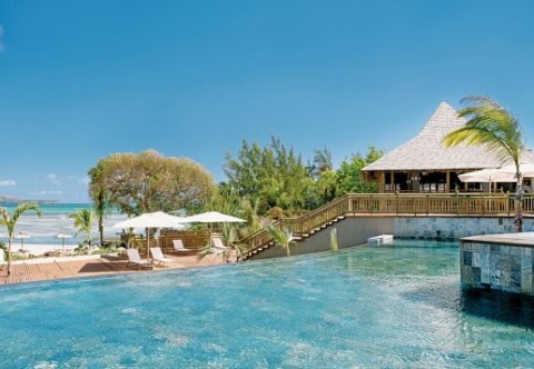 Poolbereich mit Meerblick im Zilwa Attitude Mauritius