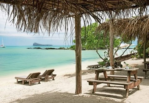 Strand mit Liegen im Zilwa Attitude Mauritius